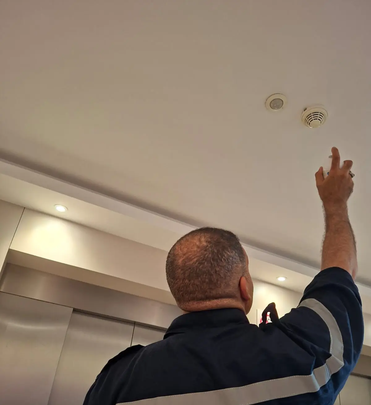 Technicien ELECTOFIRE testant un détecteur incendie à Casablanca