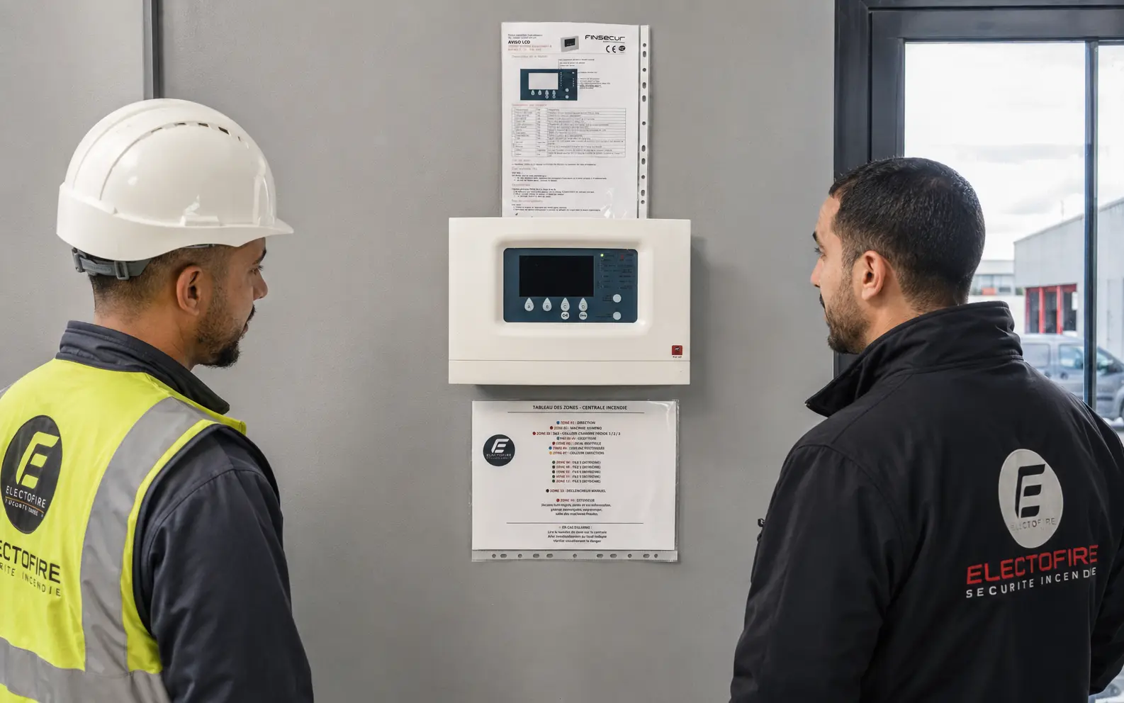 Technicien ELECTOFIRE assurant la maintenance d’un système de sécurité incendie