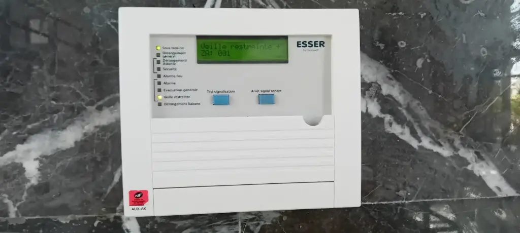 Report d'alarme ESSER installé et mis en service