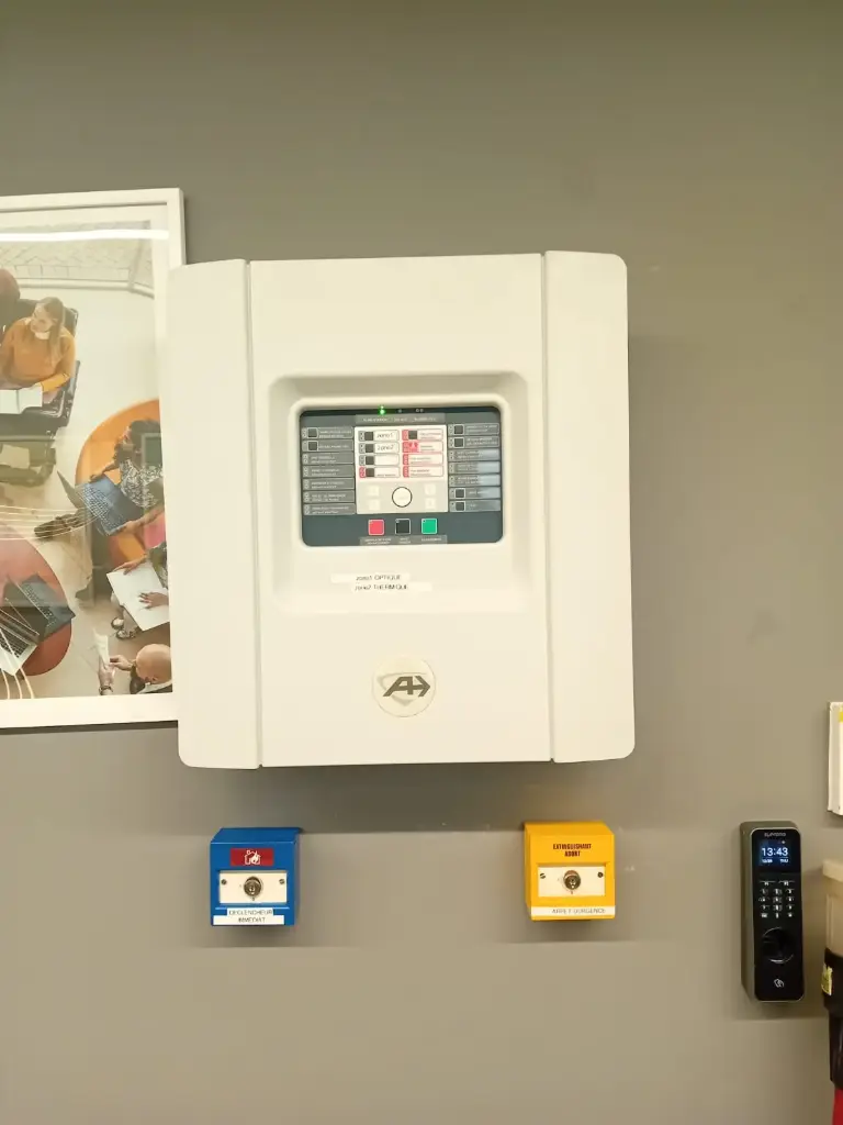 Système d'extinction automatique installé avec boutons de déclenchement d'urgence et d'arrêt d'extinction