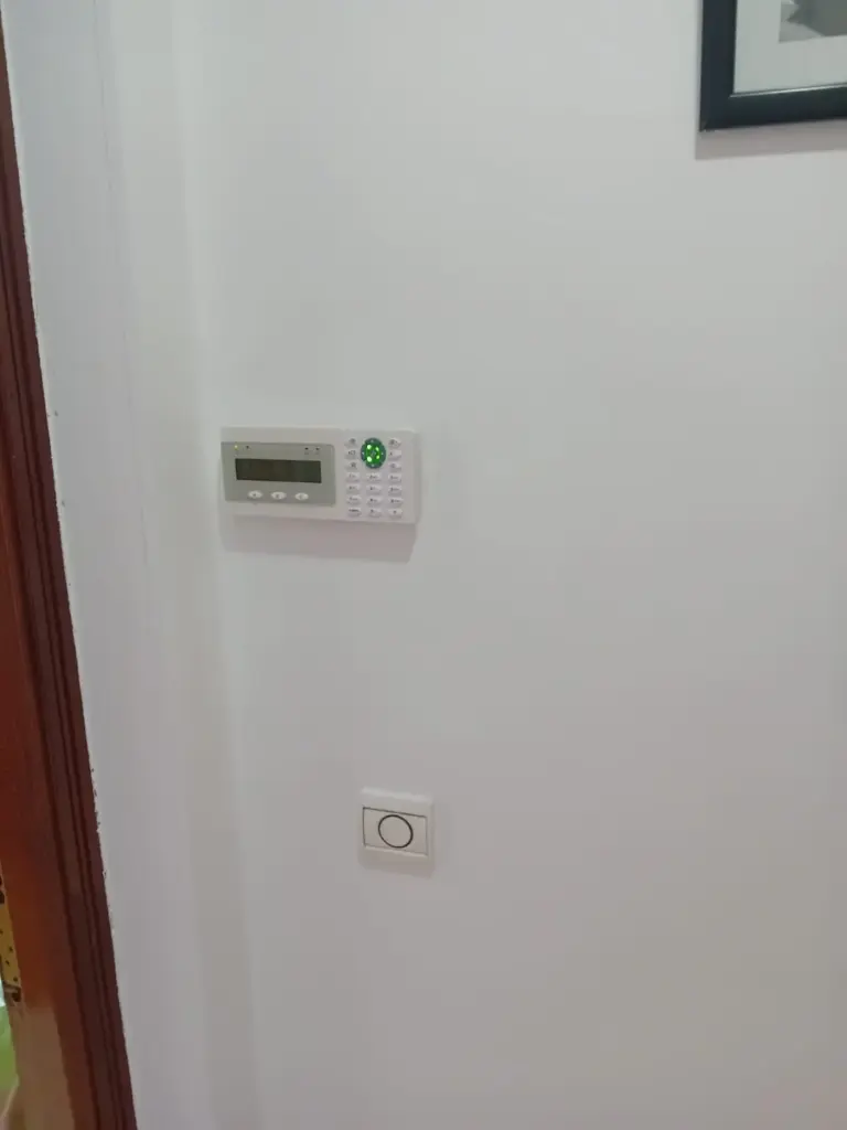 Système d'alarme ARITECH avec clavier LCD installé et mis en service