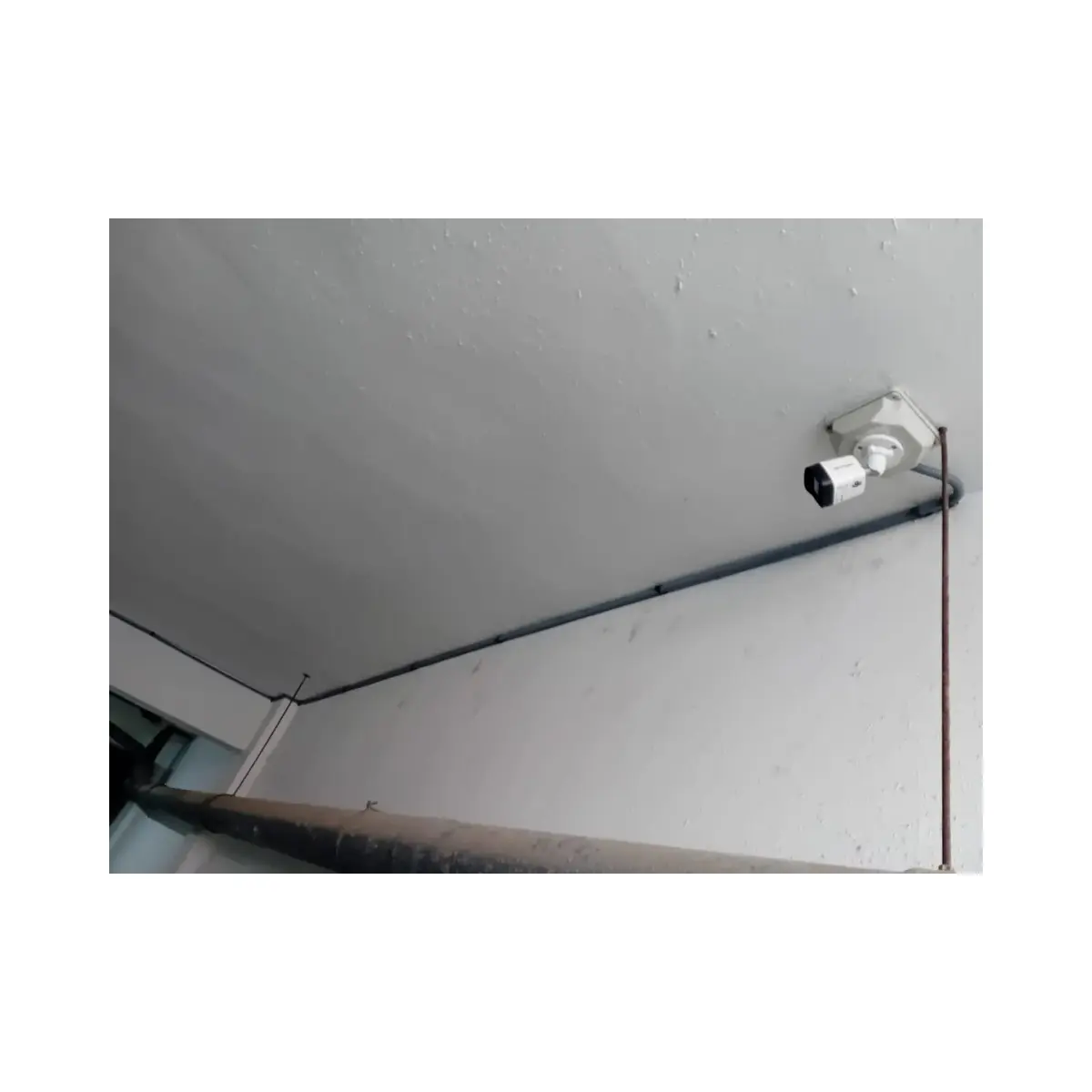 Installation et mise en service d'une caméra de vidéosurveillance extérieure pour parking