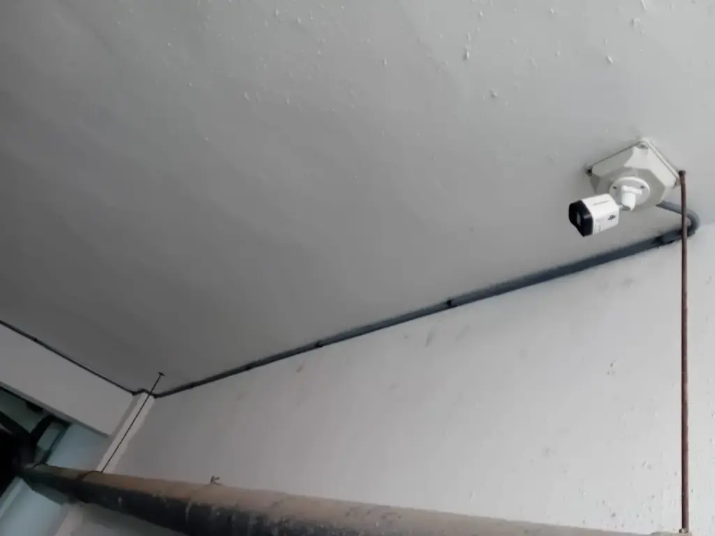 Installation et mise en service d'une caméra de vidéosurveillance extérieure pour parking