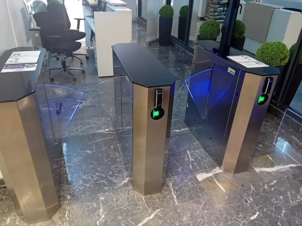 Système de contrôle d'accès avec couloir rapide installé