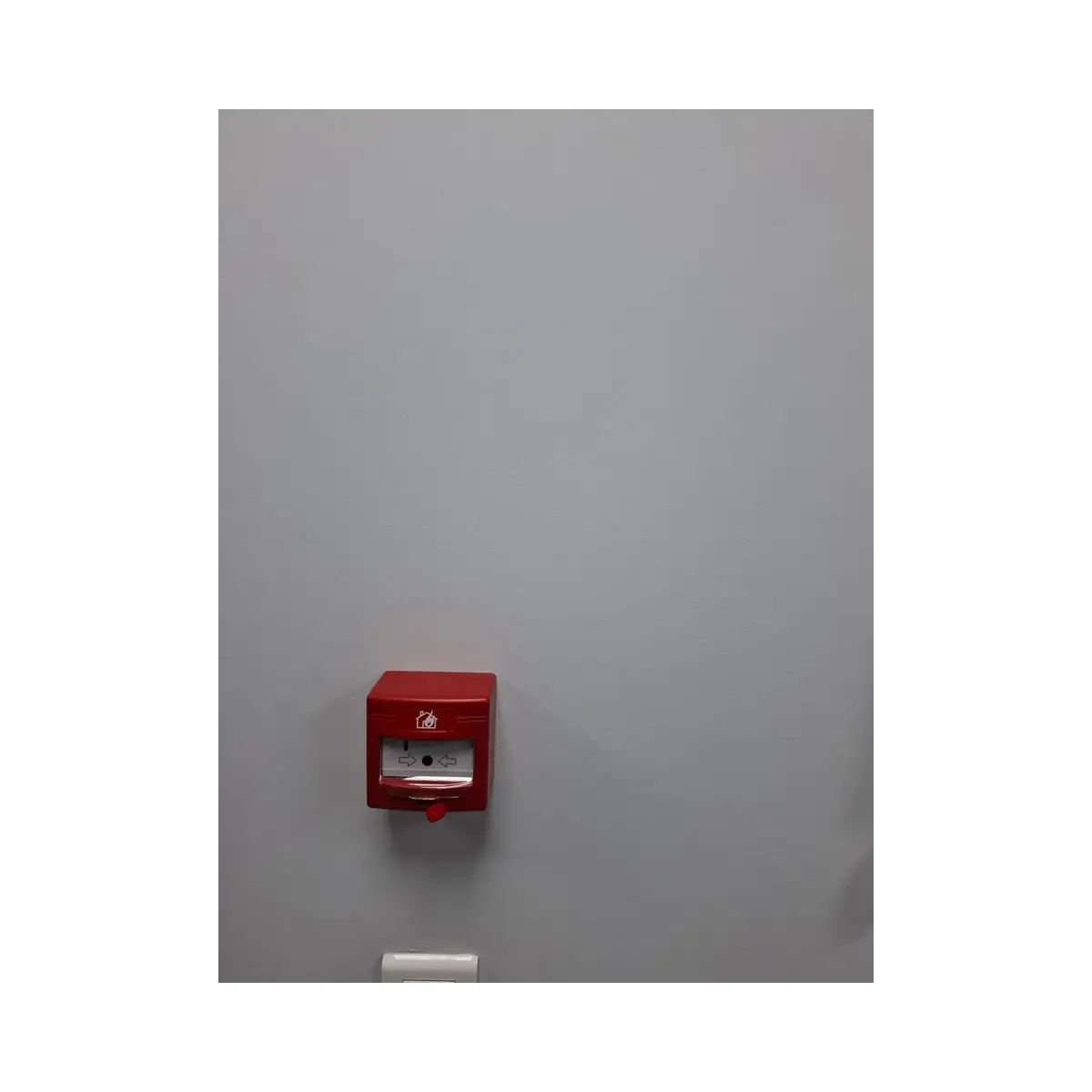 Installation d’un déclencheur manuel d’alarme incendie dans un ERP à Casablanca – ElectoFire