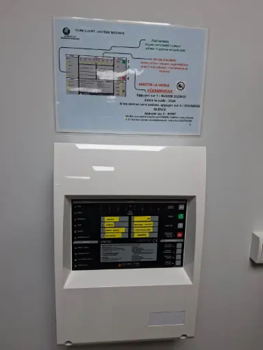   Centrale de détection incendie SSI conventionnelle installée et mise en service