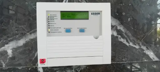 Report d'alarme ESSER installé et mis en service