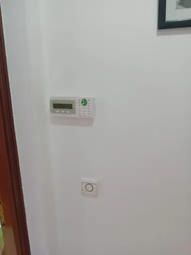 Système d'alarme ARITECH avec clavier LCD installé et mis en service
