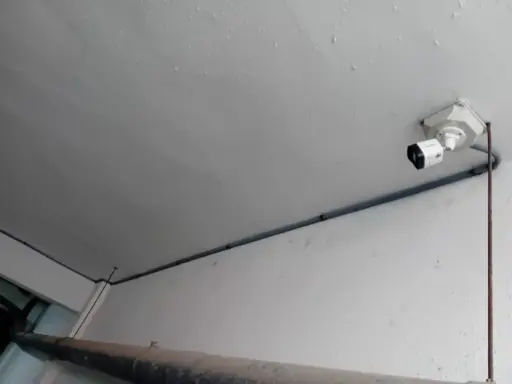 Installation et mise en service d'une caméra de vidéosurveillance extérieure pour parking